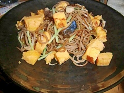 残り物が大変身☆お蕎麦の和風ペペロンチーノ